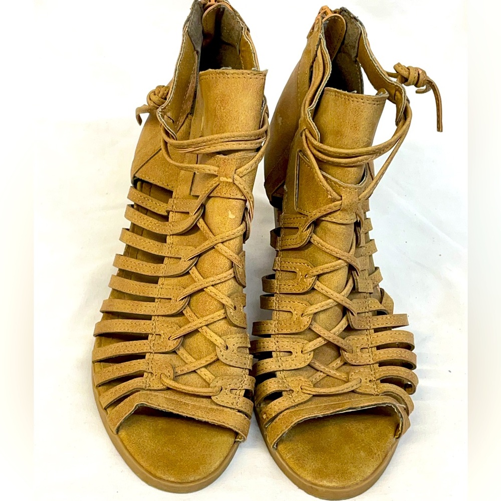 SO Women's Tan Gladiator zip back Sandals ladies sz 7.5